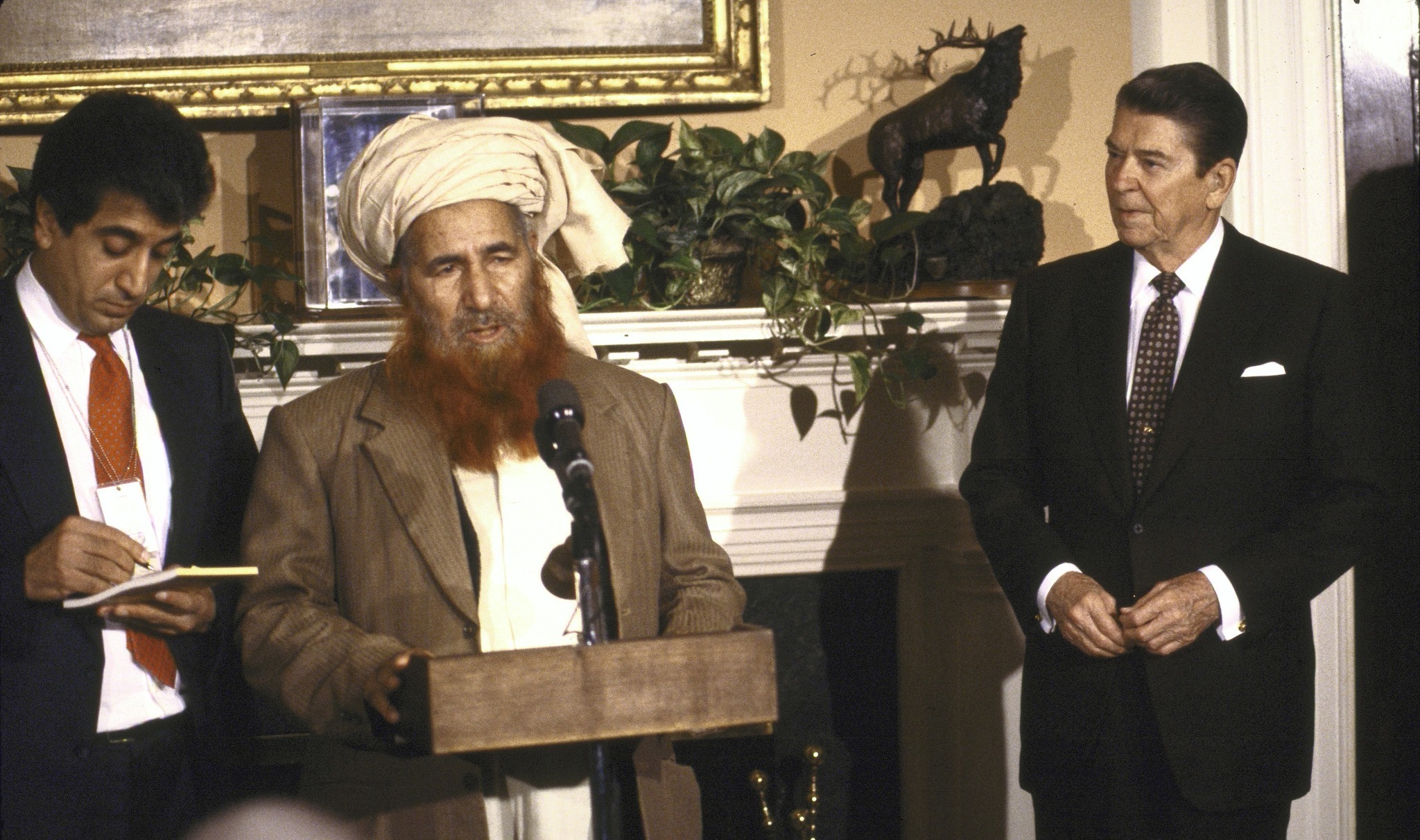 Yunus Khales with President Ronald Reagan at the White House on 12 November 1987 (Photo: Dirck Halstead / Getty Images)