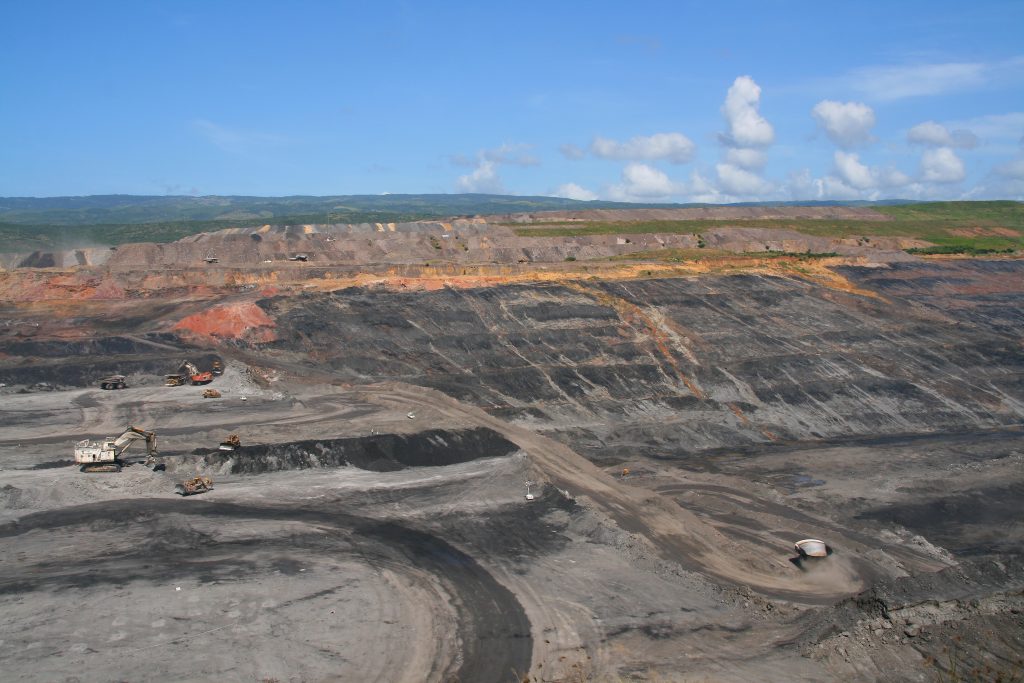 Machines at work at the El Cerrejón coal mine which is owned by three London-listed companies. (Photo: Creative Commons)