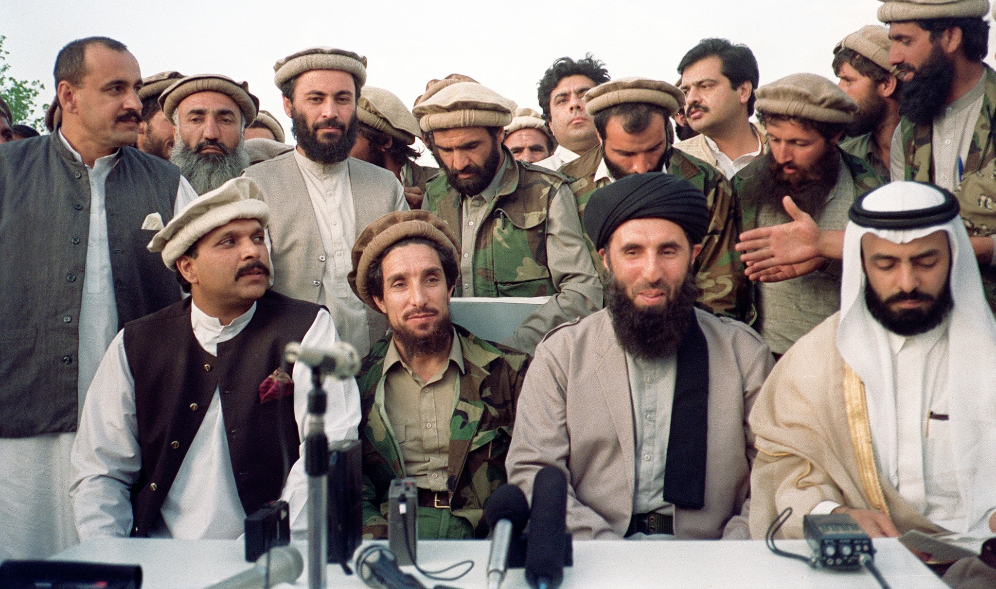 Gulbuddin Hekmatyar (black turban) with Ahmed Shah Massoud on his right at peace talks in 1992 (Photo: Sami Zubeiri / AFP via Getty)