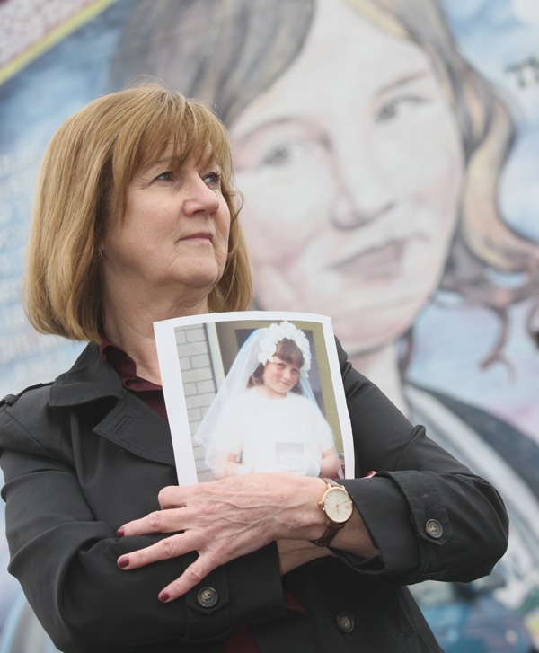 Elizabeth Livingstone avec des images de sa sœur Julie (Photo : Andersontown News)