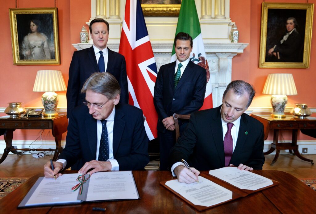 Prime minister David Cameron welcomes Mexico’s President Enrique Peña Nieto to 10 Downing Street to sign a joint declaration, 4 March 2015. (Photo: UK government)
