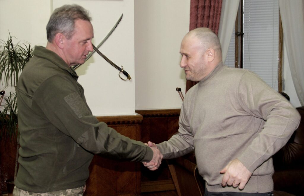 Dmytro Yarosh (right), commander of far-right paramilitary group Ukrainian Volunteer Army, is appointed advisor to Colonel General Viktor Muzhenko (left), then Ukraine’s chief of general staff, 5 April 2015. (Photo: Ukraine Ministry of Defence)