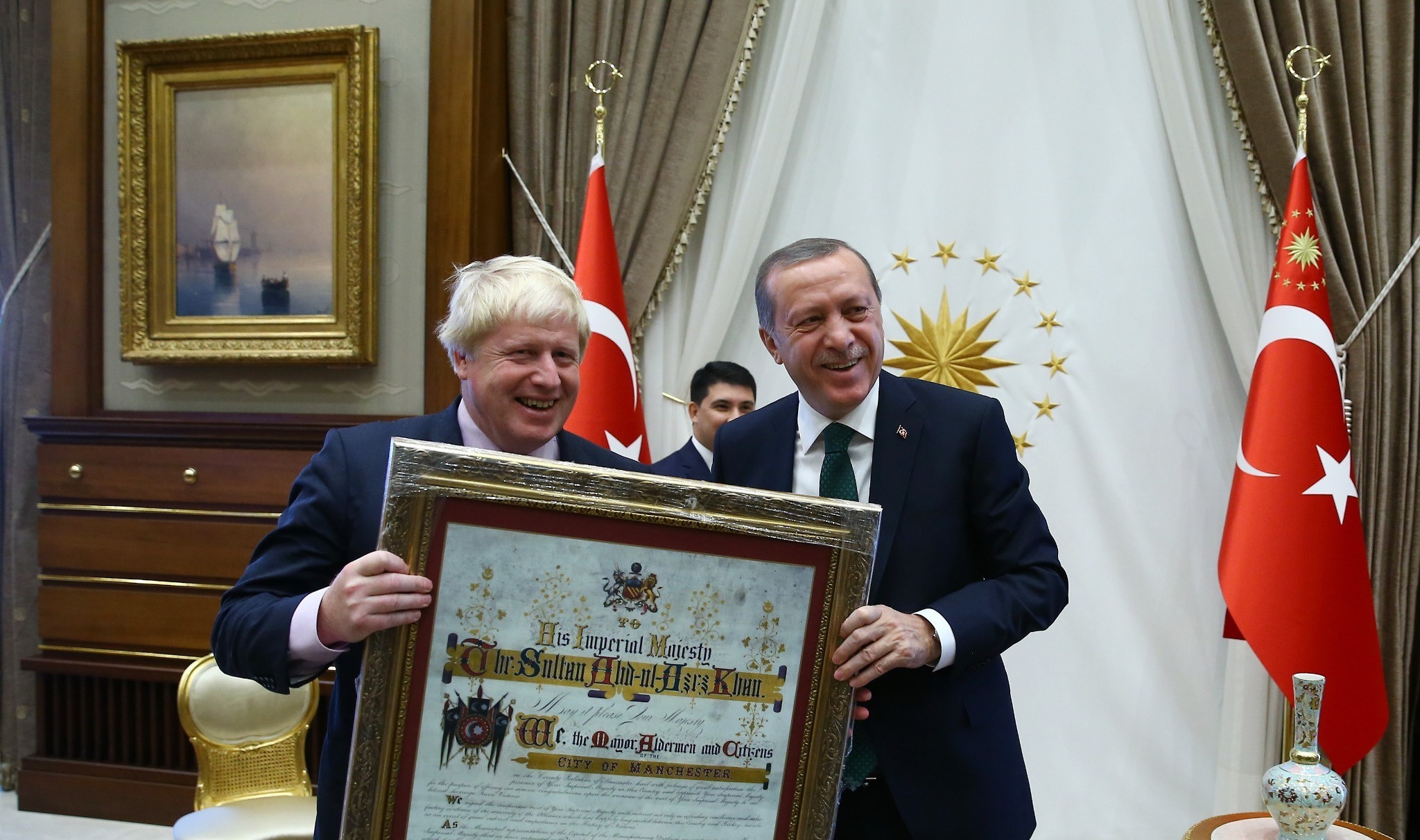 Boris Johnson receives a gift from Turkish president Recep Tayyip Erdogan (Photo: Kayhan Ozer / Anadolu Agency via Getty)