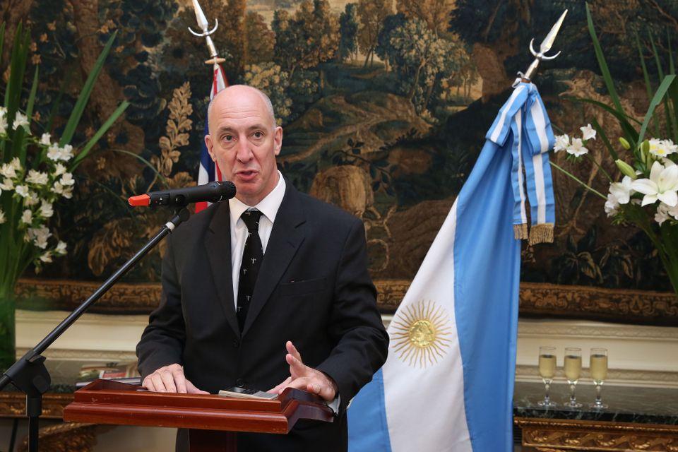 Mark Kent, embajador británico en Argentina 2016-21, fue el anfitrión de las negociaciones en la bodega de la embajada del Reino Unido en 2016. (Foto: Gobierno del Reino Unido)