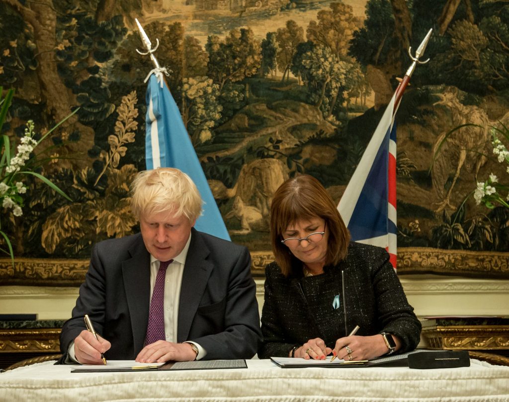 Foreign Secretary Boris Johnson and Argentina’s security minister, Patricia Bullrich, sign an agreement in Buenos Aires, May 21 2018. (Photo: UK government)