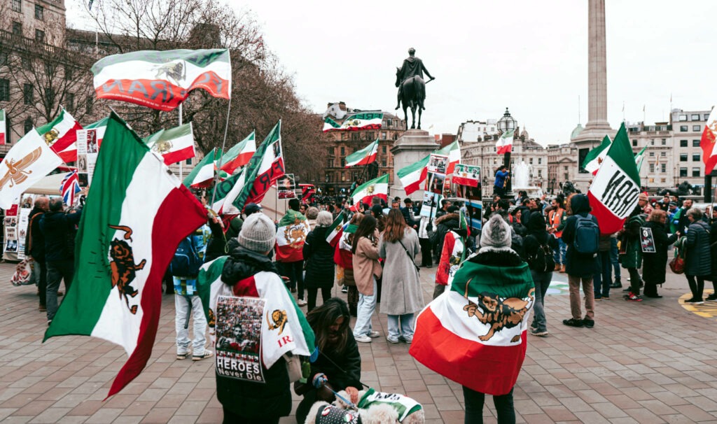 Supporters of the ousted Shah protest in London for Iranian regime change. (Photo: Artūras Kokorevas / Pexels)