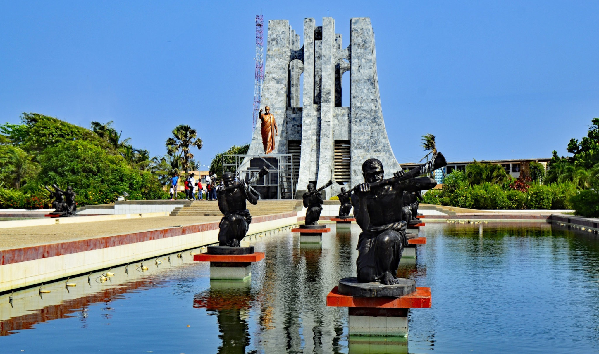 加納首都誇梅·恩克魯瑪的陵墓前有一尊誇梅·恩克魯瑪的青銅雕像。 （照片：知識共享）