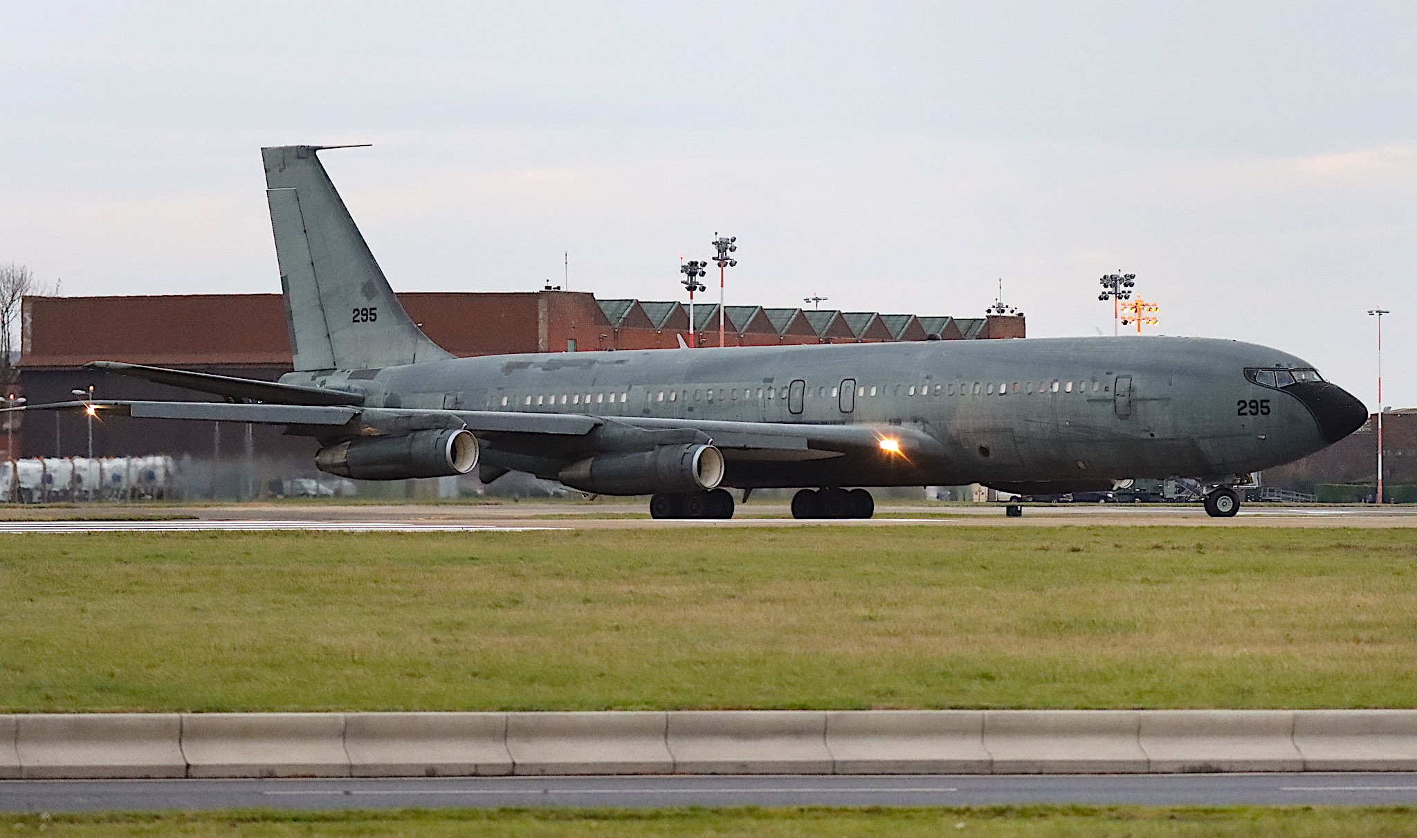 An Israeli Air Force-operated Boeing 707-366C departs from RAF Mildenhall in Suffolk, England, on 7 December 2023. (Photo: Creative Commons)