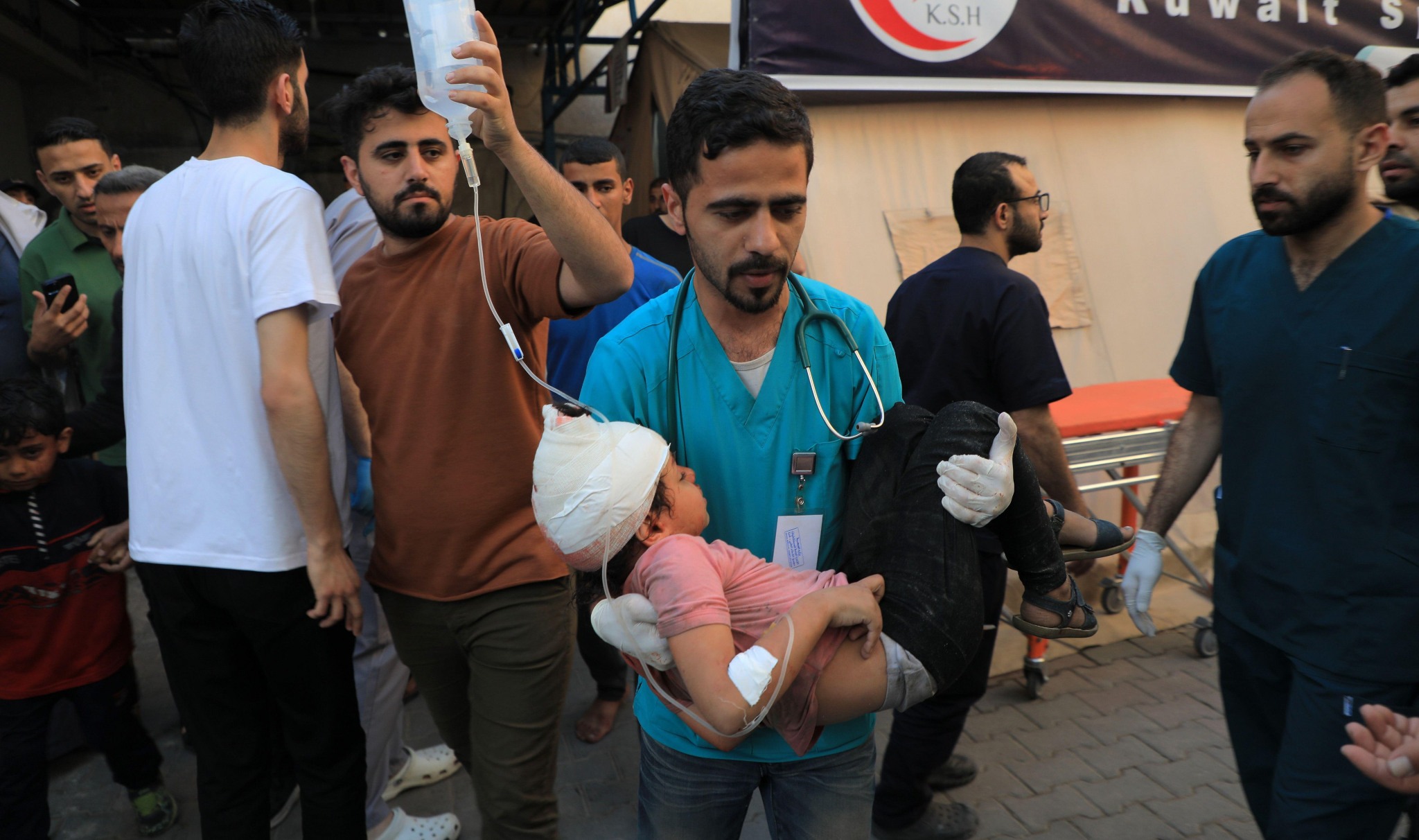 2X5BBXJ Gaza. 8th May, 2024. An injured child is treated at a hospital in the southern Gaza Strip city of Rafah, on May 8, 2024. Israel's army announced on Wednesday that it was continuing its ground assault on Gaza's Rafah, reporting approximately 30 casualties since the offensive began on Monday night. According to an army statement, the 30 casualties were militants, while Gaza health officials reported about 35 deaths, including a four-month-old baby. Credit: Rizek Abdeljawad/Xinhua/Alamy Live News