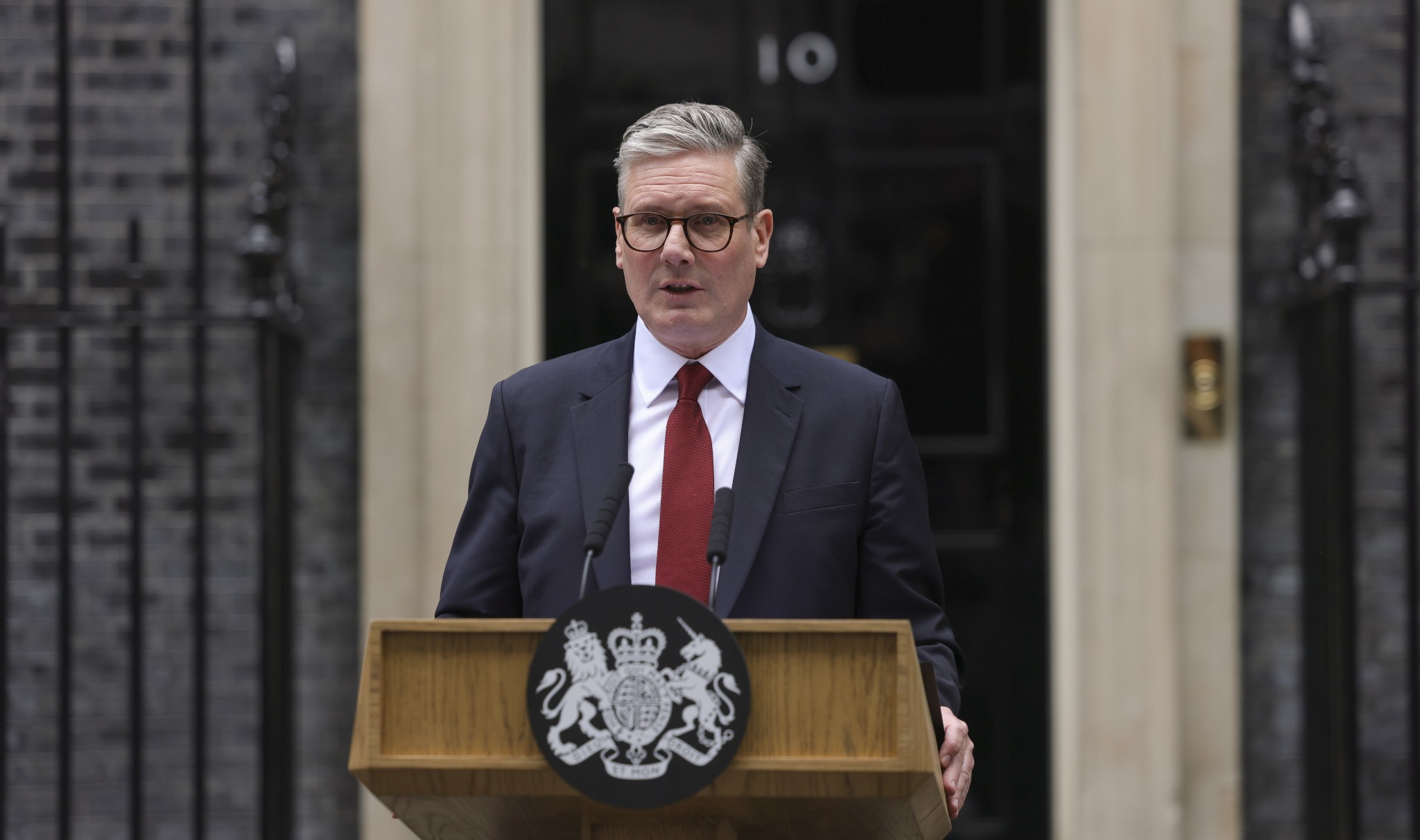 05/07/2024. London, United Kingdom. The Prime Minister, Sir Keir Starmer and his wife Victoria arrive at Number 10 Downing Street upon his appointment. Picture by Kirsty O'Connor/ No 10 Downing Street