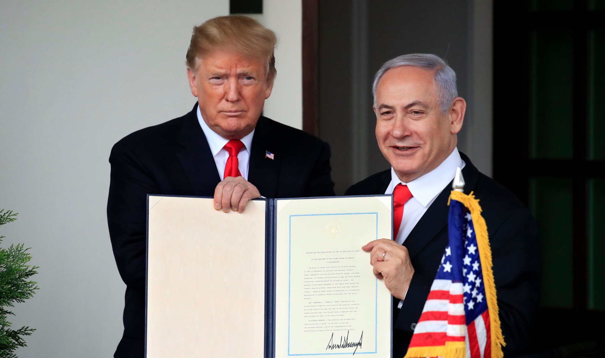 2MK8XGE Israeli Prime Minister Benjamin Netanyahu and President Donald Trump hold up the signed proclamation recognizing Israel's sovereignty over the Golan Heights as Netanyahu leaves the White House in Washington, Monday, March 25, 2019. (AP Photo/Manuel Balce Ceneta)