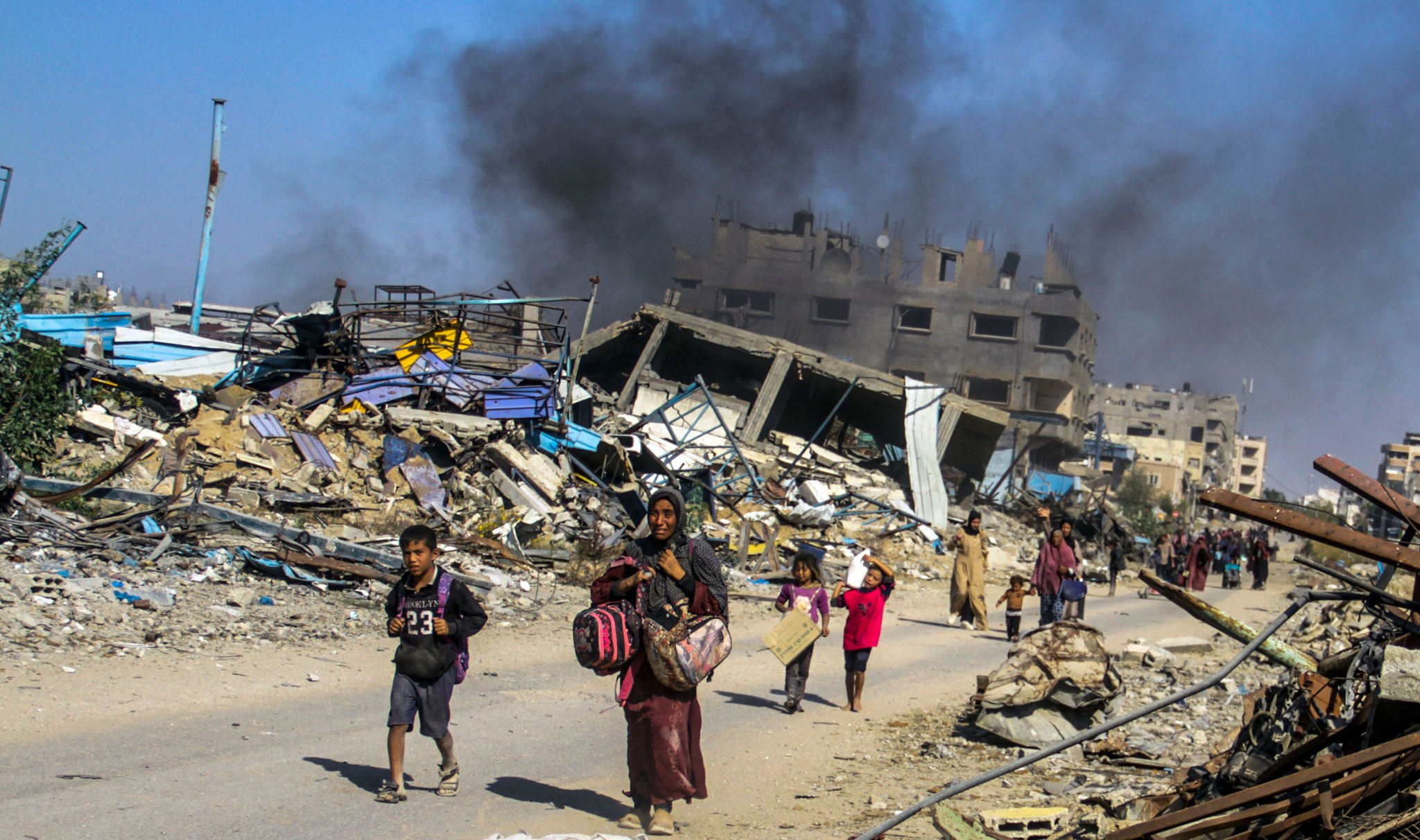 2YFXPG2 Gaza. 5th Nov, 2024. People forced to flee from Beit Lahia are seen in Gaza City, on Nov. 5, 2024. At least 25 Palestinians were killed by Israeli bombing of a house in the town of Beit Lahia in the northern Gaza Strip, the Palestinian official news agency WAFA reported on Tuesday. Credit: Mahmoud Zaki/Xinhua/Alamy Live News