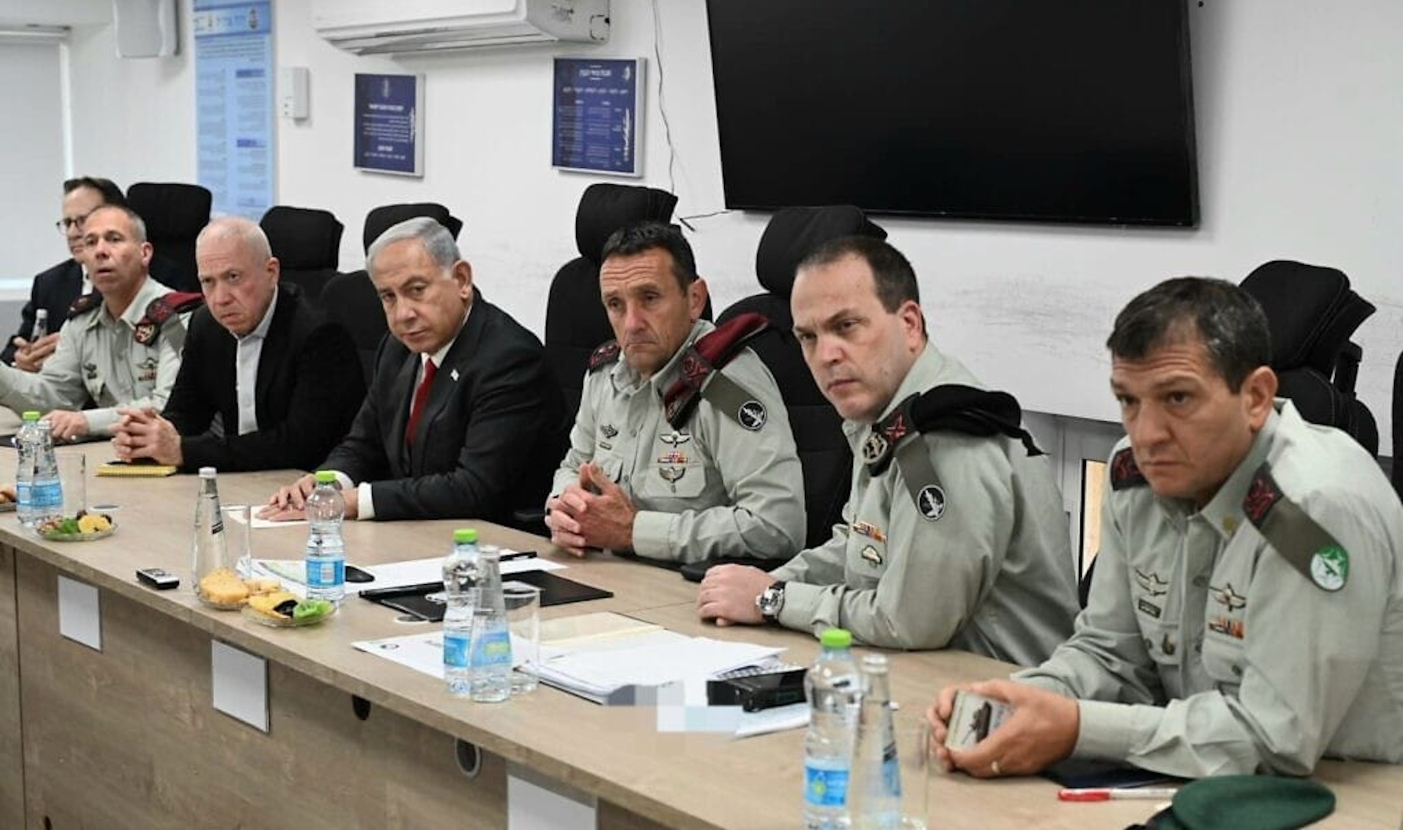 01-header-general-basyuk-halevi-gallant-netanyahu Israeli government and military officials, including Benjamin Netanyahu, Yoav Gallant and Oded Basyuk, sit at a conference table.