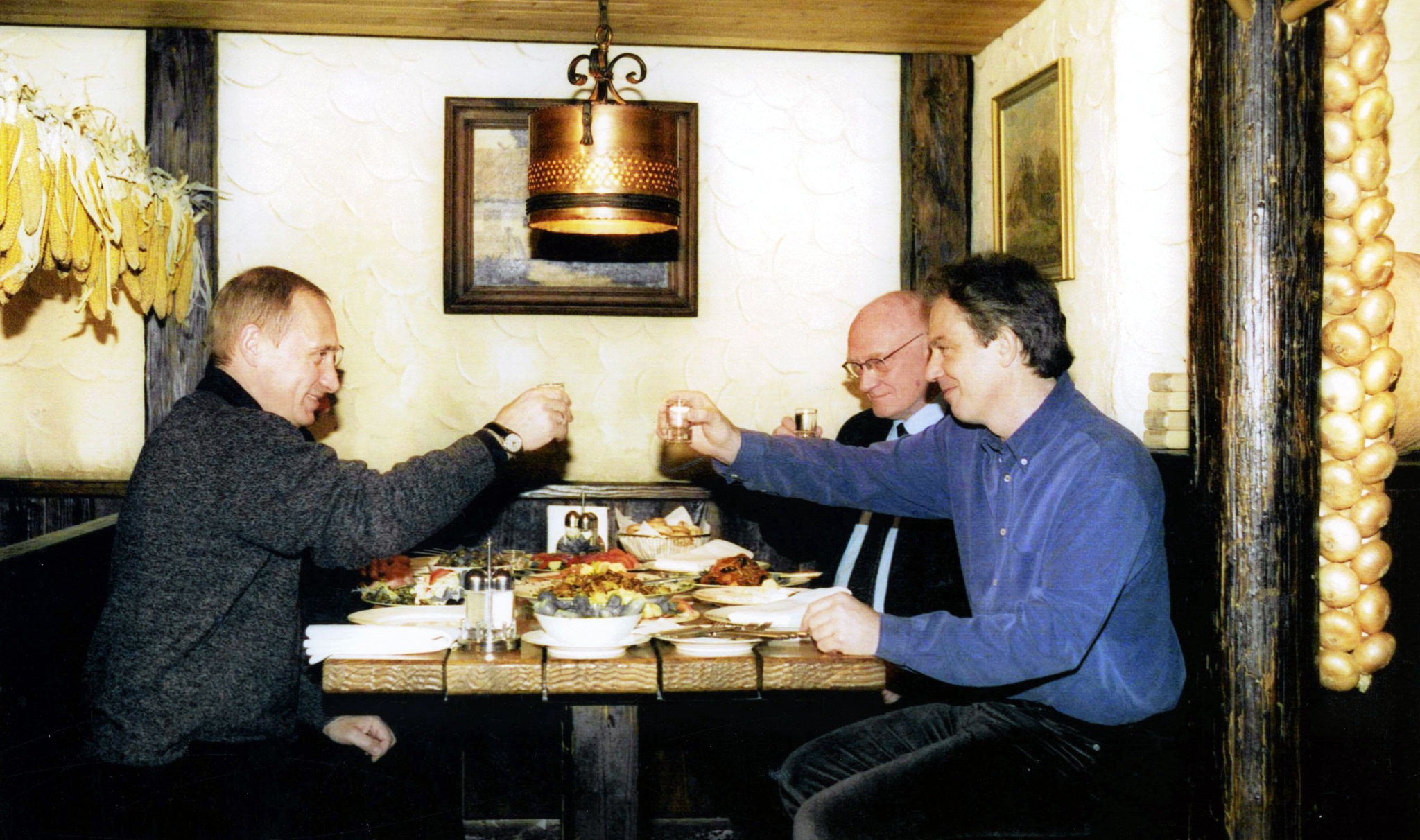 Vladimir Putin and Tony Blair have an aperitif in a beer garden in Moscow, November 2000. (Photo: LaPresse / Alamy)