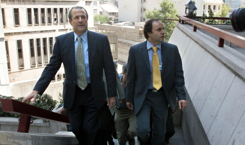 Sir Richard Dalton (left) in Tehran, 2005. (Photo: AP / Alamy)