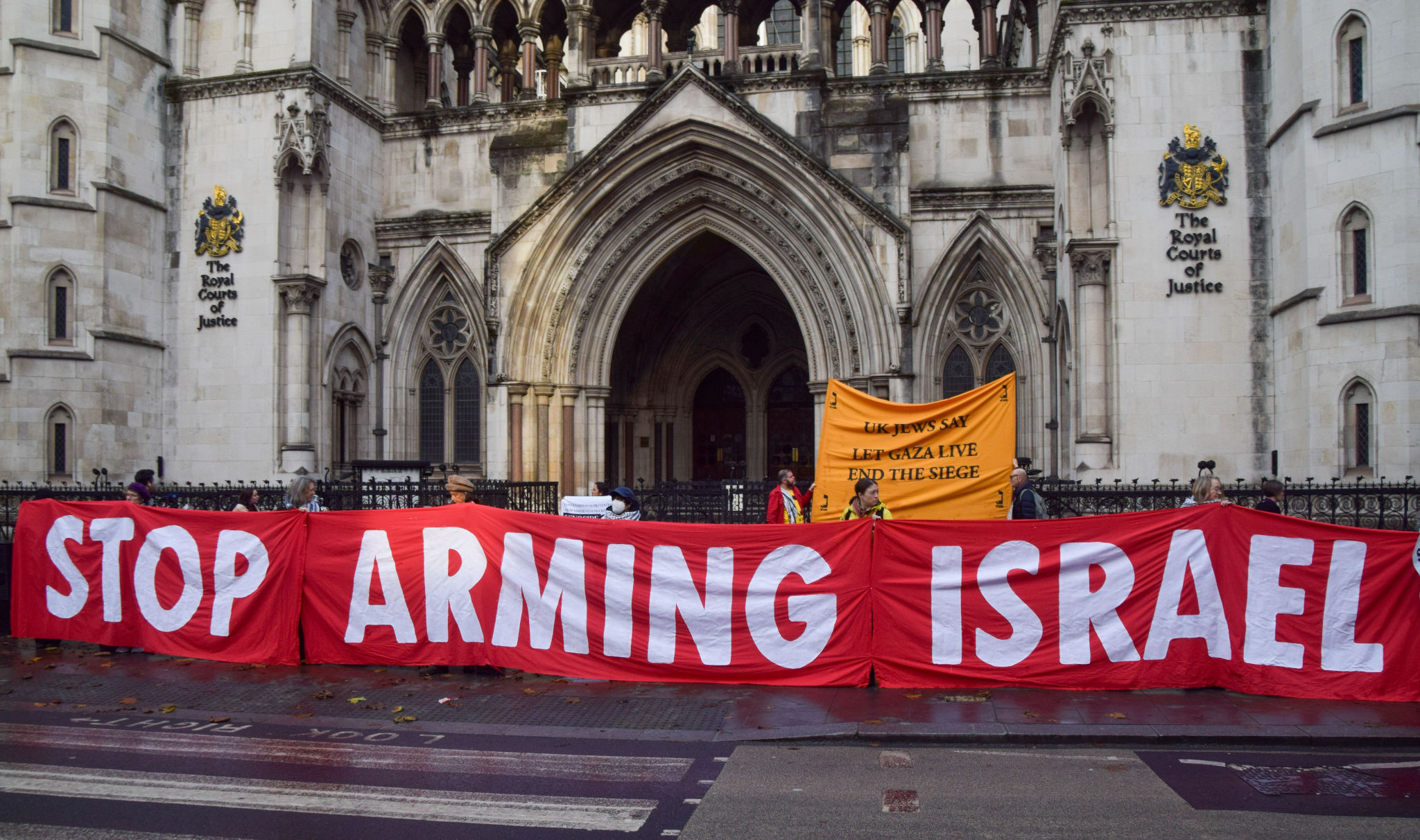 A protest against arms exports outside the High Court in London. (Photo: Vuk Valcic / Alamy)