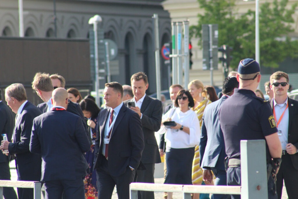 Former UK chancellor Jeremy Hunt queues up behind Streeting at the Bilderberg conference. (Photo: Hannah Borno for Declassified UK)