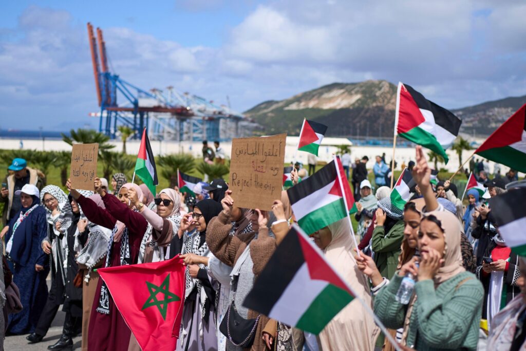 Moroccans protest the docking of a Maersk ship carrying F-35 parts (Photo: Mosa’ab Elshamy / Alamy)