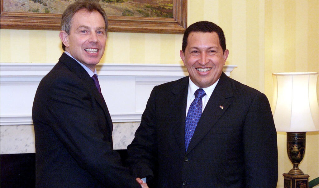 Blair hosts Chávez at Downing Street in October 2001 (Photo: Gerry Penny / Alamy)